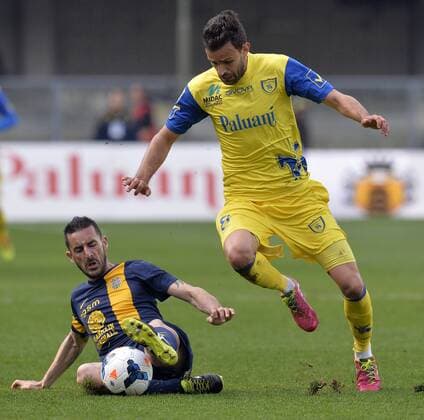 Verona s Alessandro Agostini (L) vies with Chievo s Ivan Radovanovic during the Italian Serie A football match in Verona, Italy, April 5, 2014. Verona won the match 1-0. (Xinhua Alberto Lingria) (SP)ITALY-VERONA-SOCCER-SERIEA 