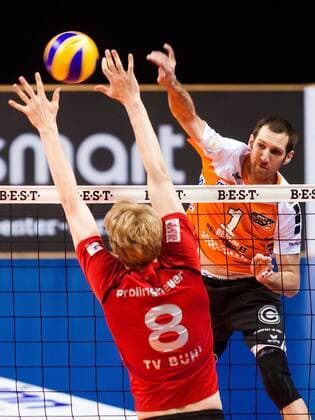 Berlin, Deutschland, 06.04.2014: Volleyball DVL Play-Off Halbfinale Spiel 1 2013 2014 - Berlin Recycling Volleys - TV Ingersoll Buehl Bühl. Scott Touzinsky (Berlin 1) gegen den Block aus Marvin Prolingheuer (Buehl 8)