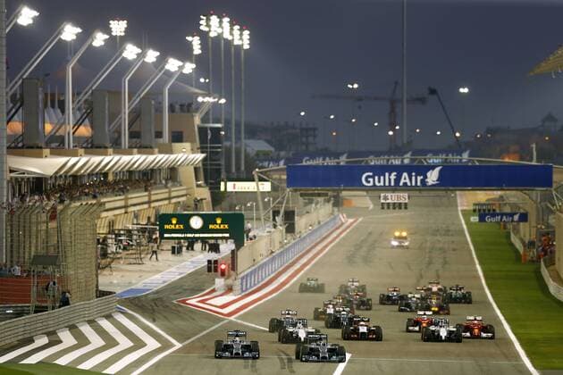 Motorsports: FIA Formula One World Championship 2014, Grand Prix of Bahrain, start, mass, Masse, Menge, viele, many, 44 Lewis Hamilton (GBR, Mercedes AMG Petronas F1 Team), 6 Nico Rosberg (GER, Mercedes AMG Petronas F1 Team), xHOCHxZWEIx