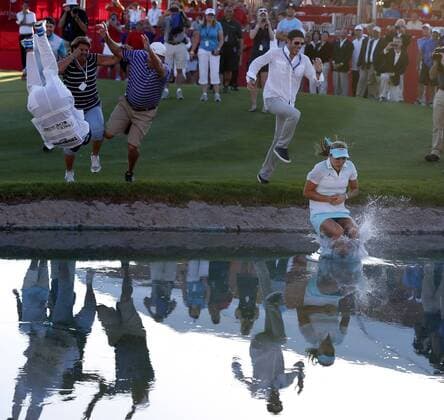 April 06, 2013: Lexi Thompson jumps into Poppy s Pond after winning the Kraft Nabisco Championship at Mission Hills Country Club in Rancho Mirage, California. LPGA Golf Damen 2014: Kraft Nabisco Championship APR 06 - ZUMAcb8