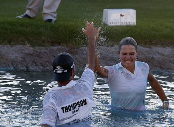 April 06, 2013: Lexi Thompson celebrates with her caddie after jumping into Poppy s Pond after winning the Kraft Nabisco Championship at Mission Hills Country Club in Rancho Mirage, California. LPGA Golf Damen 2014: Kraft Nabisco Championship APR 06 - ZUMAcb8