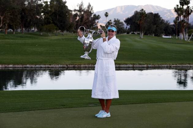 April 06, 2013: Lexi Thompson poses with the winner s trophy after winning the Kraft Nabisco Championship at Mission Hills Country Club in Rancho Mirage, California. LPGA Golf Damen 2014: Kraft Nabisco Championship APR 06 - ZUMAcb8
