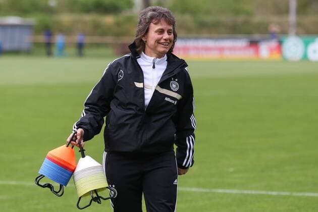 Fussball, Deutsche Frauenfußball-Nationalmannschaft, Öffentliches Training, Co-Trainerin Ulrike Ballweg bereitet fröhlich das öffentliche Training vor, xozx