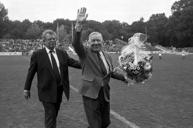Fußball, Trainerhistorie, Stuttgarter Kickers Stuttgarter Kickers - FSV Frankfurt: Kickers-Präsident Axel Dünnwald-Metzler (li.) und der ehemalige Spieler Hans Eberle