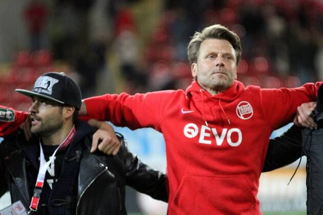 Fußball, Trainerhistorie, Kickers Offenbach 08.04.2014 Offenbach, Sparda-Bank-Hessen-Stadion Halbfinale des Hessenpokals 2014 Offenbacher Kickers (OFC) gegen SV Wehen Wiesbaden (SVWW) Aktio, Schlussjubel Der Berg bebt , der Trainer Rico Schmitt (OFC) jubelt