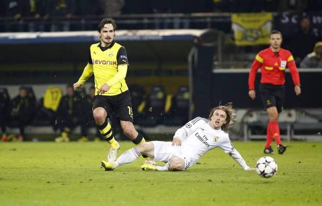 Dortmunds Mats Hummels (L) against Madrids Luka Modric during quarterfinals of the Championsleague match between Borussia Dortmund and Real Madrid, Signal Iduna Park in Dortmund on April 08., 2013. Borussia Dortmund gegen Real Madrid im Rückspiel des Viertelfinale der Championsleague in der Saison 2013 2014 am 8. April 2013.