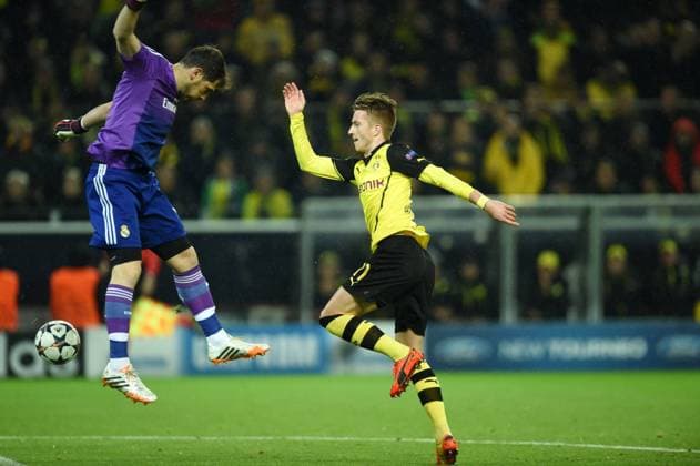 08.04.2014, Fussball, Saison 2013-2014, UEFA Champions League, Viertelfinale, Borussia Dortmund - Real Madrid 2-0, Marco Reus (Borussia Dortmund), re., umspielt Torwart Iker Casillas (Real Madrid) und erzielt das Tor zum 1-0.