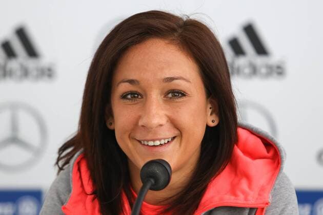 Fussball, Deutsche Frauenfußball-Nationalmannschaft, Pressekonferenz, Nadine Keßler (Nadine Kessler, Deutschland), Freude, freundlich, fröhlich, strahlend, optimistisch, lachen, lacht, Einzelbild, Porträt, Portrait, xozx