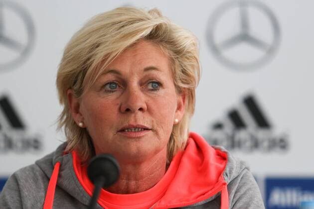 Fussball, Deutsche Frauenfußball-Nationalmannschaft, Pressekonferenz, Silvia Neid (Trainerin, Deutschland), Porträt, Portrait, Einzelbild, nachdenklich, reden, sprechen, spricht, redet, xozx