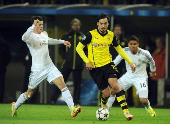 Championsleague Viertelfinale: Borussia Dortmund - Real Madrid 08.04.2014. Mats Hummels (BvB) am . Li: Gareth Bale. Im Hintergrund: Casemiro (beide Real Madrid). HM