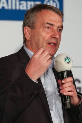 Fussball, Zukunft der Frauen-Bundesliga, Pressekonferenz, Wolfgang Niersbach (DFB-Präsident), Allianz, Partner, Ligasponsor,Porträt, Portrait, am Mikrofon, DFB, xozx