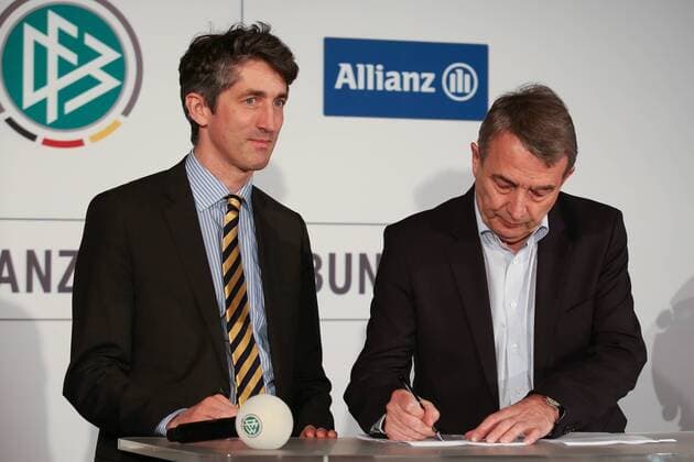 Fussball, Zukunft der Frauen-Bundesliga, Pressekonferenz, v.li.: Bernd Heinemann (Allianz, Vorstand) und Wolfgang Niersbach (DFB-Präsident) bei der Unterzeichnung des Vertrages, xozx
