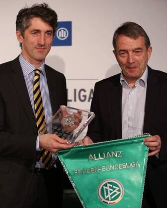 Fussball, Zukunft der Frauen-Bundesliga, Pressekonferenz, v.li.: Bernd Heinemann (Allianz, Vorstand) und Wolfgang Niersbach (DFB-Präsident) bei der Unterzeichnung des Vertrages, xozx