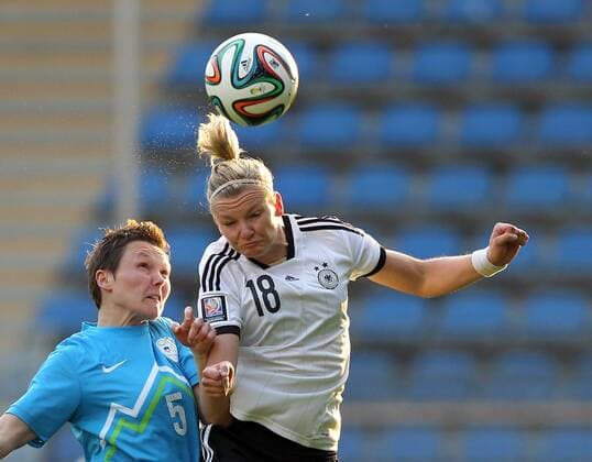 Fussball, Frauen WM-Qualifikation, Deutschland - Slowenien, v.li.: Lucija Grad (Slowenien), Alexandra Popp (Deutschland), im Zweikampf, Duell, duel, tackle, Aktion, Action, Kopfball, header xmrx