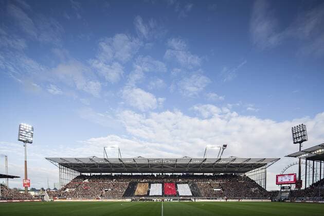 Fußball, Stadiongeschichte FC St. Pauli Riesenfahne auf der Gegengerade 11.04.2014, Hamburg, FC St.Pauli, Stadion am Millerntor