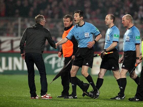 Trainer Peter Stöger, Schiedsrichter Referee Wolfgang Stark nach Spielende Fußball Fussball zweite 2.Bundesliga Herren Saison 2013 14 11.03.2014 1.FC Union Berlin vs. 1.FC Köln