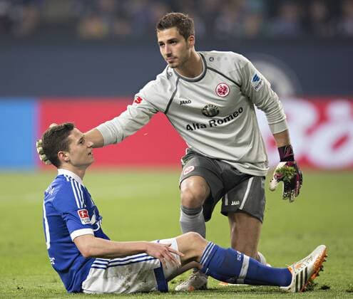 Gelsenkirchen, 11.04.2014, Veltins Arena, Fußball Julian Draxler (S04), Torwart Kevin Trapp (Frankfurt) FC Schalke 04 - Eintracht Frankfurt
