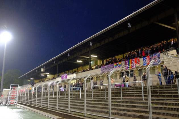 Berlin, Deutschland, 11.04.2014: Fußball BFV Verbandsliga 2013 2014 - Tennis Borussia Berlin - Übersicht Haupttribüne Mommsenstadion