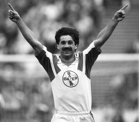FC Bayern München - Bayer Leverkusen 21.10.1989 (0:1). Torschütze Marek Lesniak (LEV) jubelt nach dem 0:1. HM
