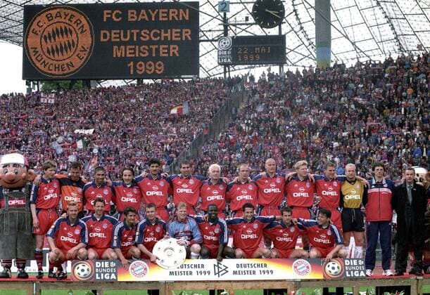 FC Bayern München Mannschaft mit Meisterschale und Meisterwimpel, hi.v.li.: Maskottchen Bazi, Michael Tarnat, Bernd Dreher, Giovane Elber, Jens Jeremies, Ali Daei, Markus Babbel, Thomas Strunz, Mario Basler, Carsten Jancker, Stefan Effenberg, Alexander Zickler, Torwart Sven Scheuer, Co Trainer Michael Henke, Trainer Ottmar Hitzfeld, vorn: Thorsten Fink, Thomas Linke, Bixente Lizarazu, Thomas Helmer, Torwart Oliver Kahn, Samuel Osei Kuffour, Hasan Salihamidzic, Mehmet Scholl, Lothar Matthäus HM
