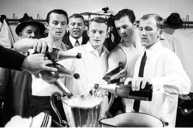 Europapokalfinale 1967: FC Bayern München - Glasgow Rangers (1:0). Sieger FC Bayern füllt in der Kabine den Cup mit Sekt, vorn v.l.: Hans Nowak, Werner Olk, Franz Beckenbauer und Peter Kupferschmid HM