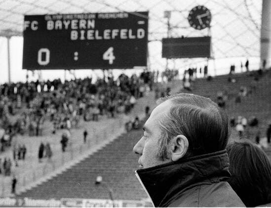 FC Bayern München - Arm. Bielefeld 0:4 10.3.1979. Trainer Pal Csernai (FCB) mit der Anzeigetafel. HM
