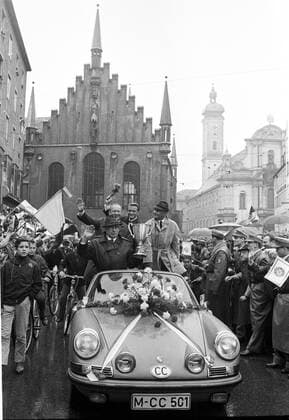 Europapokalfinale 1967: FC Bayern München - Glasgow Rangers (1:0). Empfang auf dem Marienplatz : v.l.: Präsident Wilhelm Neudecker, Trainer Zlatko -Tschik- Cajkowski, Werner Olk und Manager Robert Schwan in einem Porsche 911 Cabriolet HM