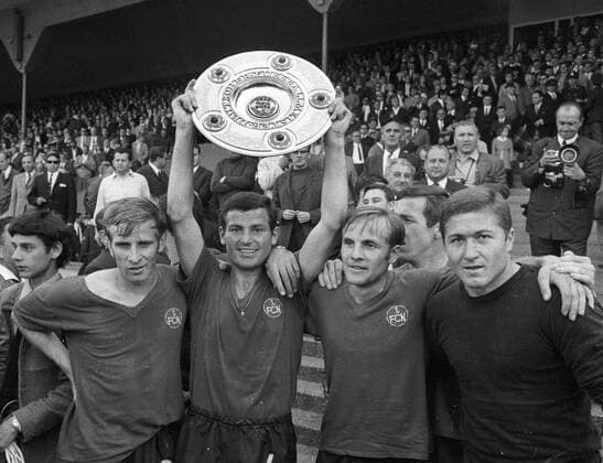 Fußball, 1. FC Nürnberg, Deutscher Meister 1968 1. FC Nürnberg Deutscher Meister 1968. Ludwig -Lugi- Müller mit der Schale, daneben v.li.: Fritz Popp, Karl Heinz Ferschl und Torwart Gyula Toth. HM