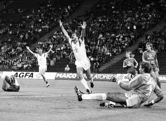 FC Bayern München - Bayer Leverkusen 0:3 1.11.1986. Falko Götz (Lev.) jubelt nach dem 0:1. HM
