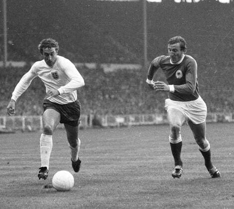 Europameisterschaft 1972 Viertelfinale Hinspiel: England - Deutschland (1:3) 29.4.1972 in Wembley. rechts Hans Georg -Katsche- Schwarzenbeck Aktion mit Martin Chivers. HM