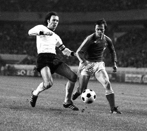 Frankreich - Deutschland 1:0 23.2.1977 Franz Beckenbauer in Aktion, der sein letztes Länderspiel macht, gegen Bernard Lacombe. HM