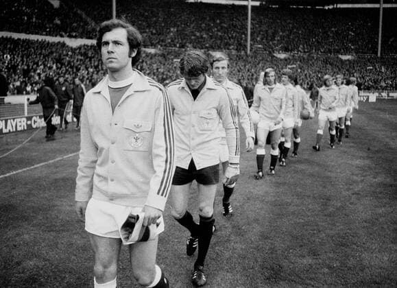 Europameisterschaft 1972 Viertelfinale Hinspiel: England - Deutschland (1:3) 29.4.1972 in Wembley. Mannschaft Deutschland beim Einmarsch, v.li.: Franz Beckenbauer, Torwart Sepp Maier, Hans Georg -Katsche- Schwarzenbeck, Günter Netzer und Herbert -Hacki- Wimmer HM