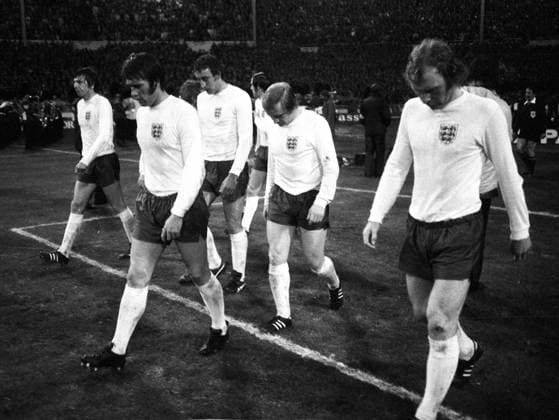 Europameisterschaft 1972 Viertelfinale Hinspiel: England - Deutschland (1:3) 29.4.1972 in Wembley. Engländer mit hängenden Köpfen, v.re. Bobby Moore, Francis Lee, Martin Chivers, Geoffrey Hurst und Martin Peters. HM