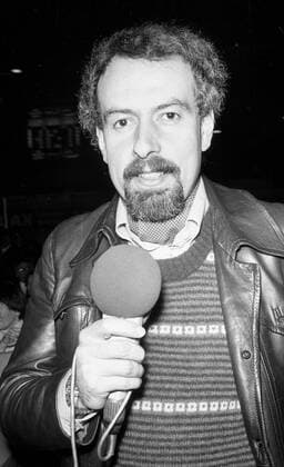WDR Reporter Heribert Faßbender beim Sportpressefest 1973 mit Mikrofon HM