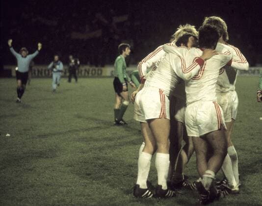 FC Bayern München - AS St. Etienne 12.5.76 in Glasgow jubeltraube FC Bayern . Lks. kommt Sepp Maier angelaufen HM