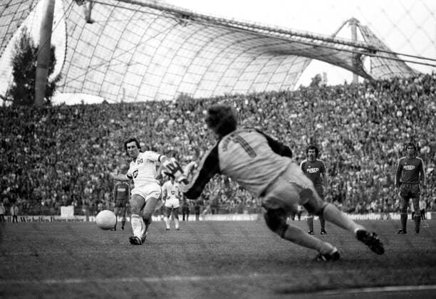 FC Bayern München - Hamburger SV 2:2 9.10.1982. Manfred Kaltz (HSV) verschiesst Elfmeter in der 90. Minute gegen Torwart Jean-Marie Pfaff. HM