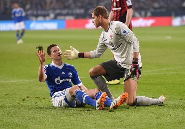 11.04.2014, Fussball, Saison 2013-2014, 1. Bundesliga, 30. Spieltag, FC Schalke 04 - Eintracht Frankfurt 2-0, Julian Draxler (Schalke 04), li., und Torwart Kevin Trapp (Eintracht Frankfurt)