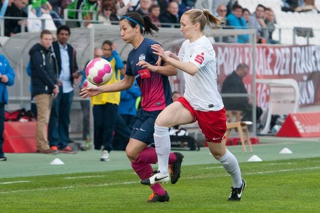 Fussball, Frauen, DFB-Pokal, SGS Essen 19 68 - SC Freiburg, v.li.: Sara Doorsoun (SGS Essen 19 68), Jenista Clark (SC Freiburg), xobx