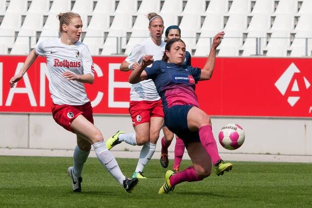 Fussball, Frauen, DFB-Pokal, SGS Essen 19 68 - SC Freiburg, v.li.: Jenista Clark (SC Freiburg), Caroline Abbe (SC Freiburg) Charline Hartmann (SGS Essen 19 68) am Ball, xobx