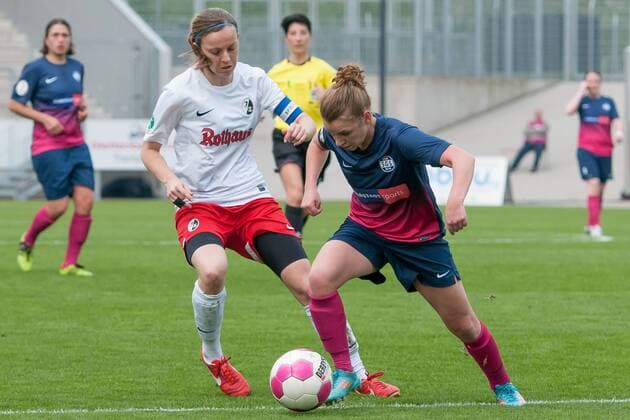 Fussball, Frauen, DFB-Pokal, SGS Essen 19 68 - SC Freiburg, v.li.: Juliane Maier (SC Freiburg), Linda Dallmann (SGS Essen 19 68) im Zweikampf, Duell, duel, tackle, xobx