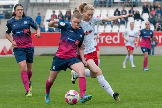 Fussball, Frauen, DFB-Pokal, SGS Essen 19 68 - SC Freiburg, v.li.: Linda Dallmann (SGS Essen 19 68), Jenista Clark (SC Freiburg) im Zweikampf, Duell, duel, tackle, xobx