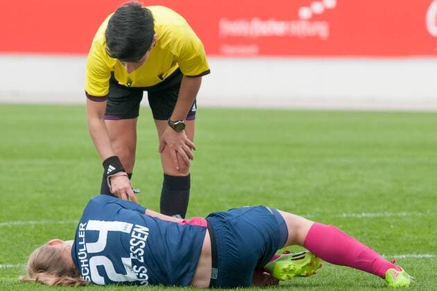 Fussball, Frauen, DFB-Pokal, SGS Essen 19 68 - SC Freiburg, v.li.: Schiedsrichterin Marina Wozniak erkundigt sich bei der verletzten Lea Schüller (SGS Essen 19 68), xobx