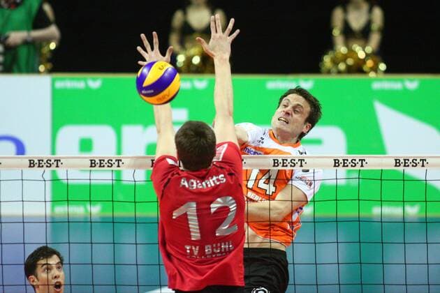 Berlin, Deutschland, 13.04.2014: Volleyball DVL Play-Offs Halbfinale Spiel 3 2013 2014 - Berlin Recycling Volleys - TV Ingersoll Bühl Bühl. Tomas Kmet (Berlin 14) gegen den Block aus Andri Aganits (Bühl 12)