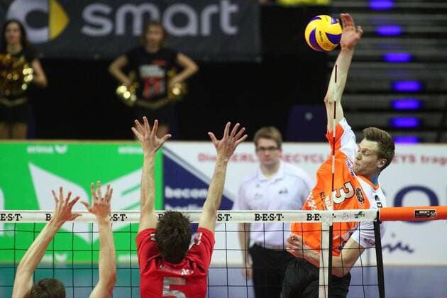 Berlin, Deutschland, 13.04.2014: Volleyball DVL Play-Offs Halbfinale Spiel 3 2013 2014 - Berlin Recycling Volleys - TV Ingersoll Bühl Bühl. Robert Kromm (Berlin 3) gegen den Block aus Thomas Kocian (Bühl 5)