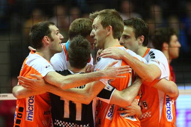 Berlin, Deutschland, 13.04.2014: Volleyball DVL Play-Offs Halbfinale Spiel 3 2013 2014 - Berlin Recycling Volleys - TV Ingersoll Bühl Bühl. Das Team der BR Volleys jubelt: v.l. Scott Touzinsky (Berlin 1), Martin Krystof (Berlin 11), Paul Carroll (Berlin 12), Tomas Kmet (Berlin 14)