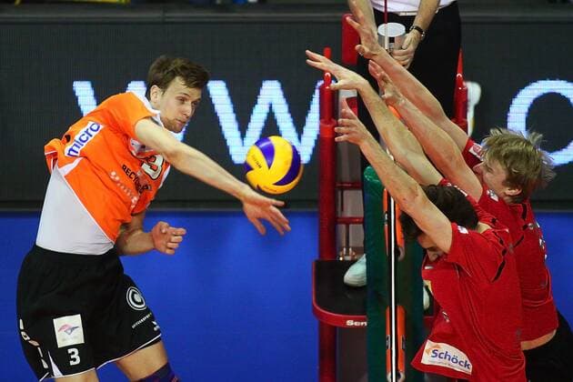 Berlin, Deutschland, 13.04.2014: Volleyball DVL Play-Offs Halbfinale Spiel 3 2013 2014 - Berlin Recycling Volleys - TV Ingersoll Bühl Bühl. Robert Kromm (Berlin 3) gegen den Block aus Marvin Prolingheuer (Bühl 8), Nicholas Vogel (Bühl 7)