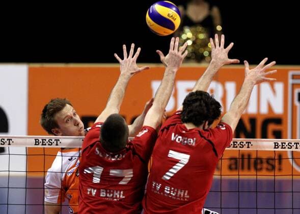 Paul Carroll, Joe Sunder, Nick Vogel Aktion Spielszene Zweikampf Volleyball Bundesliga Herren PlayOff halbfinale Saison 2013 14 13.04.2014 BR Volleys Berlin vs. TV Ingersoll Bühl