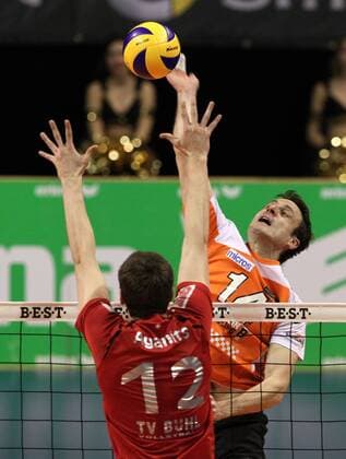 Tomas Kmet, Andri Aganits Aktion Spielszene Zweikampf Volleyball Bundesliga Herren PlayOff halbfinale Saison 2013 14 13.04.2014 BR Volleys Berlin vs. TV Ingersoll Bühl