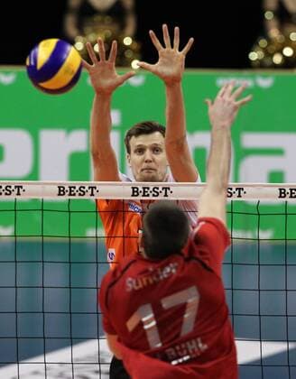 Robert Kromm, Joe Sunder Aktion Spielszene Zweikampf Volleyball Bundesliga Herren PlayOff halbfinale Saison 2013 14 13.04.2014 BR Volleys Berlin vs. TV Ingersoll Bühl