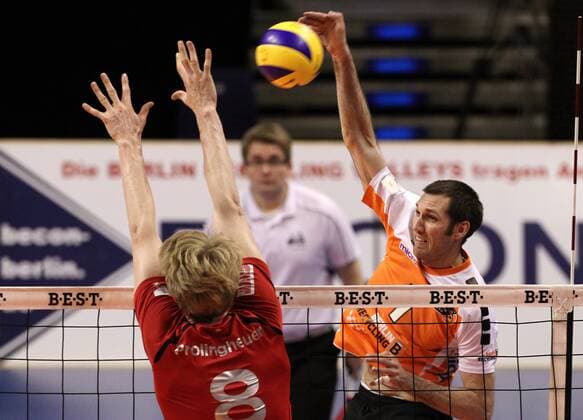 Marvin Prolingheuer, Scott Touzinsky Aktion Spielszene Zweikampf Volleyball Bundesliga Herren PlayOff halbfinale Saison 2013 14 13.04.2014 BR Volleys Berlin vs. TV Ingersoll Bühl
